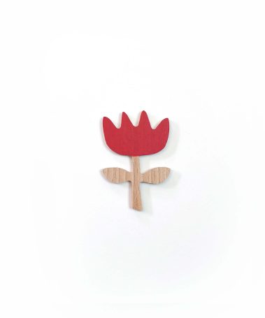 broche de madera con forma de flor en rojo