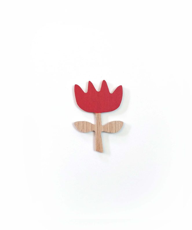 broche de madera con forma de flor en rojo